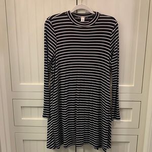 Francesca’s miami brand long sleeve black and white striped swing dress